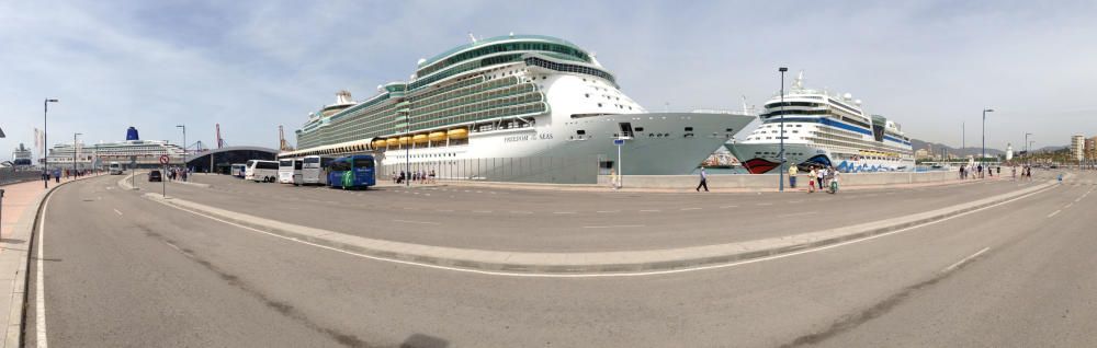 El lujoso interior del buque, de la compañía Royal Caribbean, que ha hecho escala en el puerto de Málaga