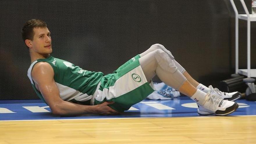 El jugador serbio del Unicaja, realizando estiramientos, es duda para el partido de mañana viernes contra el Bamberg.