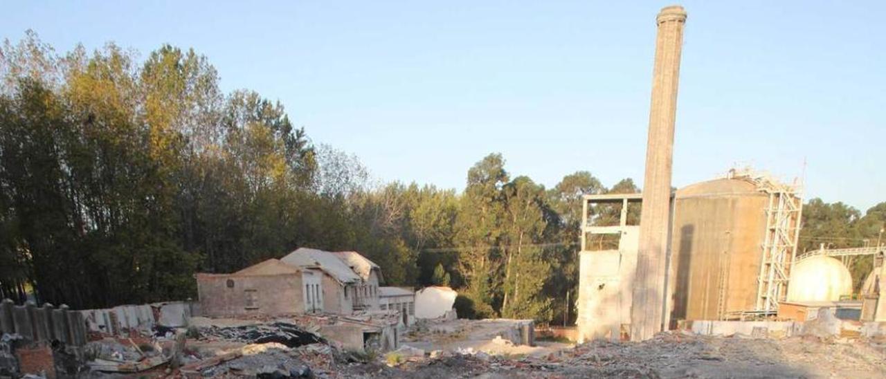 una fábrica arrasada. El solar de la antigua industria de Dolomíticos, ubicada en el parque empresarial, está destrozado. A la demolición le siguió el desmantelamiento por parte de los ladrones. En la imagen, el solar.