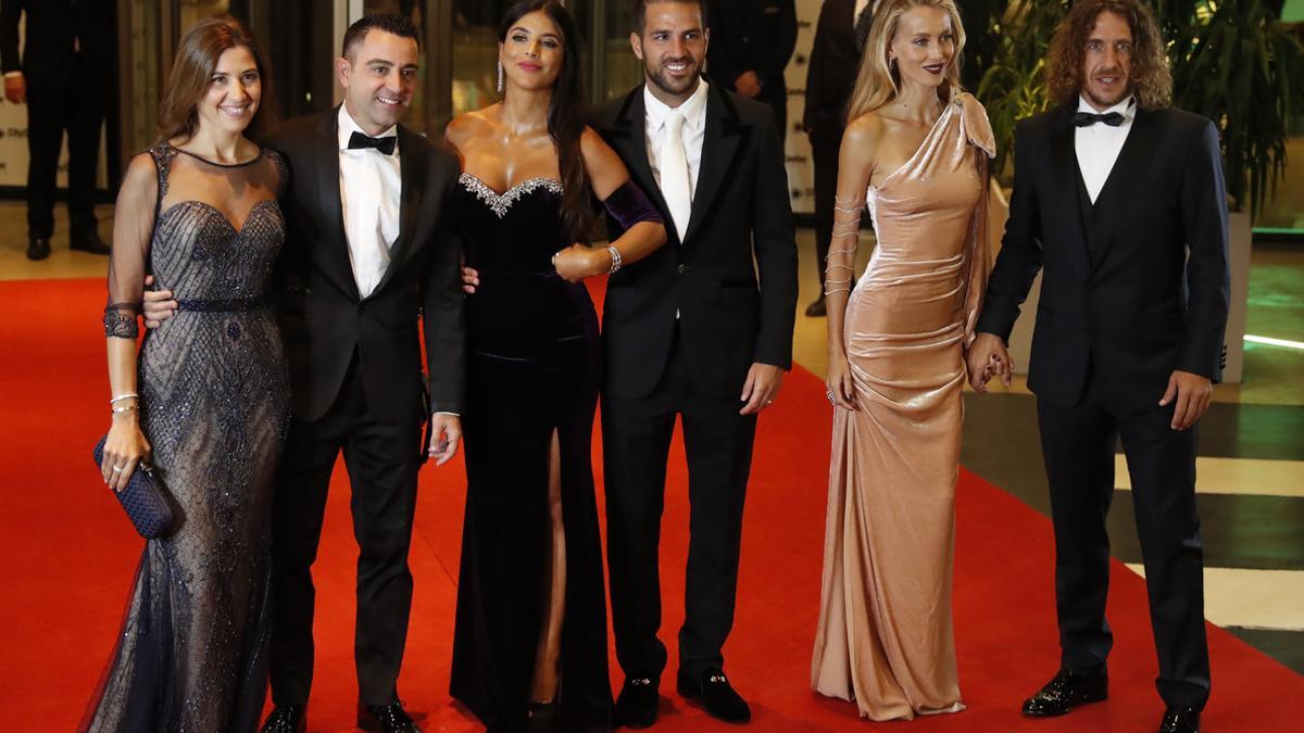 De izquierda a derecha, Núria Cunillera y Xavi Hernández; Daniella Semaan y Cesc Fàbregas; y Vanesa Lorenzo y Carles Puyol en la boda de Leo Messi y Antonella Rocuzzo, en Rosario (Argentina)