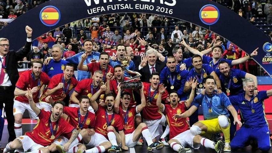 La selección española posa con el trofeo conquistado en 2016.