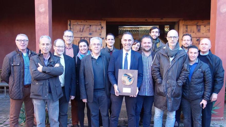 La delegación ibense, con el alcalde Rafael Serralta a la cabeza, tras recibir el premio.