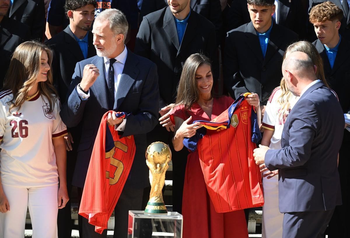 La Princesa Leonor, el Rey Felipe VI, la Reina Letizia y la Infanta Sofí durante la audiencia a la Selección Española de fútbol tras proclamarse vencedora de la Copa Mundial de la Fifa contra Argentina, a 20 de julio de 2026, en Madrid (España). Los Reyes junto a sus dos hijas reciben en el Palacio de la Zarzuela a la Selección Española de fútbol tras ganar el día anterior en Nueva York a  la Selección de Argentina. Esta cita es el inicio de una rúa institucional y ciudadana, que concluye con la Roja en la plaza de Cibeles ofreciendo el título a la afición. FÚTBOL;GENTE;COPA;MUNDIAL José Oliva / Europa Press 20/07/2026. Leonor de Borbón;Felipe VI;Letizia Ortiz;Sofía de Borbón;José Oliva;category_code_sho;
