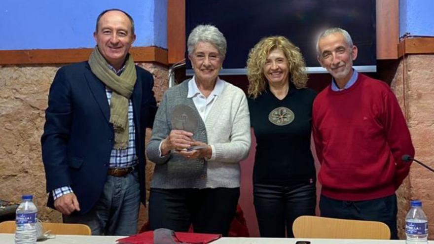 Consuelo Serra parla de castells a la seu dels Amics del Castell de Sant Ferran