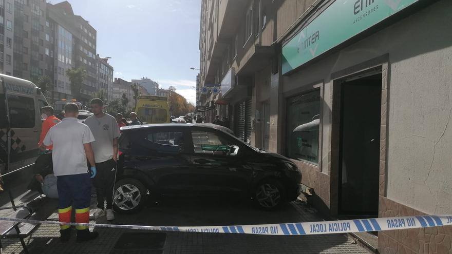 Un coche se estrella en A Coruña contra una fachada tras saltarse un semáforo en avenida de Arteixo