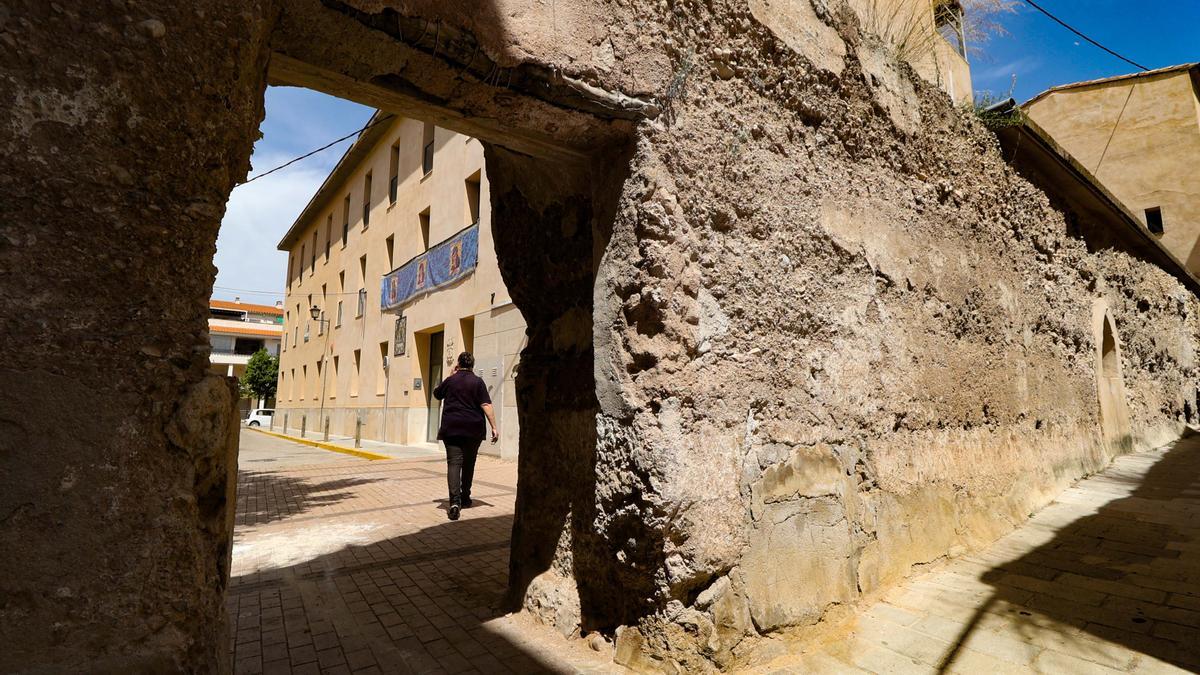 Lienzo de muralla y portal de época medieval en la calle Pintor Borràs de Cocentaina.