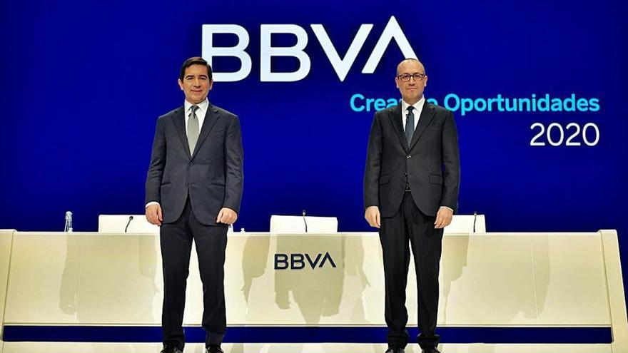 Carlos Torres (presidente) y Onur Genç (consejero delegado), ayer en la junta de BBVA en Bilbao.