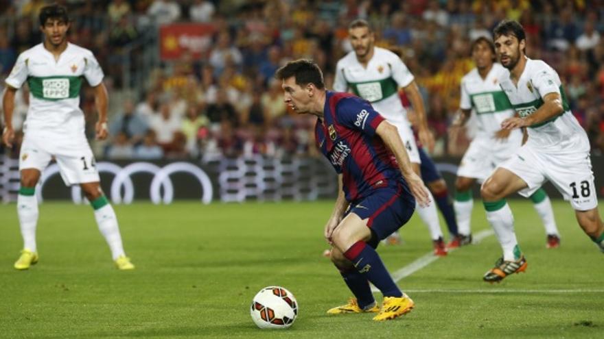 Messi, rodeado de jugadores del Elche, durante la última visita de los azulgranas al Camp Nou en 2014