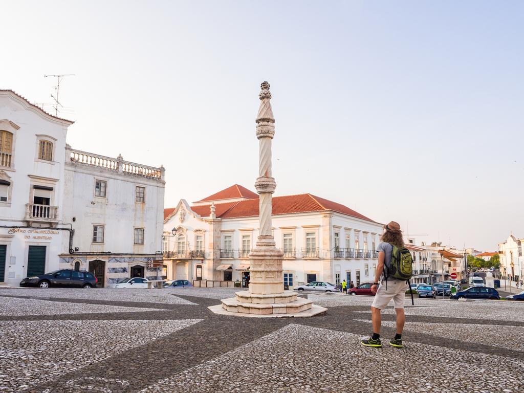 Plaza Central de Estremoz con una picota de mármol