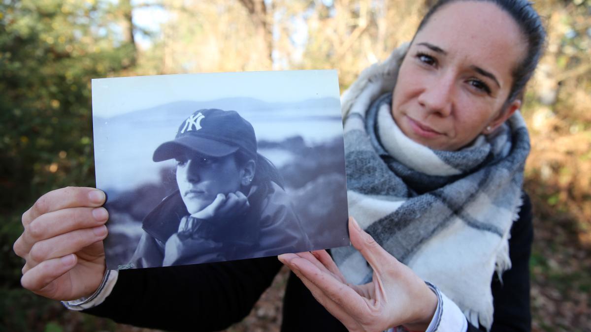 La hermana de Déborah, Rosa Fernández-Cervera, con una fotografía de la joven.