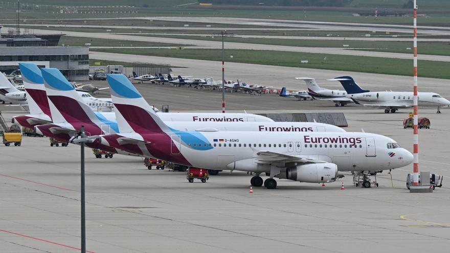 Archivo - FILED - 06 October 2022, Stuttgart: Aircraft's of Eurowings airline are seen parked on the apron of the airport in Stuttgart. Photo: Bernd Weißbrod/dpa