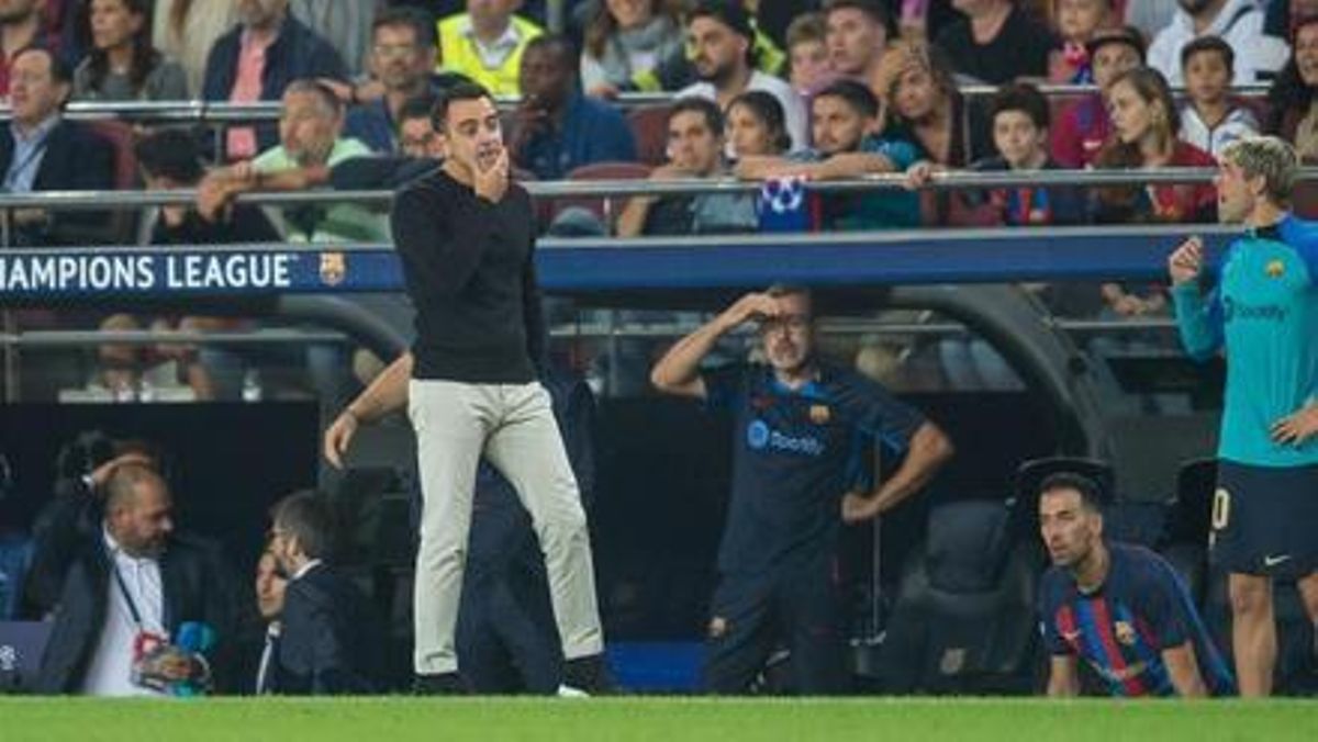 Xavi, preocupado, en los minutos finales del duelo con el Inter en el Camp Nou.