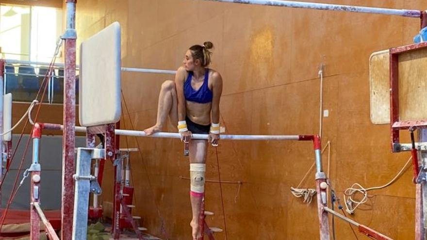 Cintia Rodríguez, en un entrenamiento reciente, protege su rodilla izquierda.