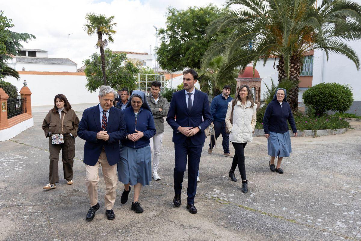 Salvador Fuentes e Isaac Reyes, en la visita a la comunidad de las Hermanas del Sagrado Corazón de Villanueva de Córdoba.