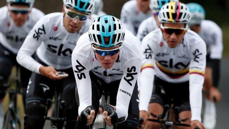 Froome, ayer, en el entrenamiento con su equipo por las carreteras de Düsseldorf. // Benoit Tessier