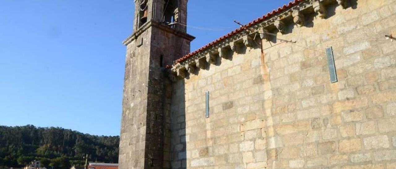 La iglesia de San Martiño, con el escudo que cayó desde el campanario al tejado. // S.A.