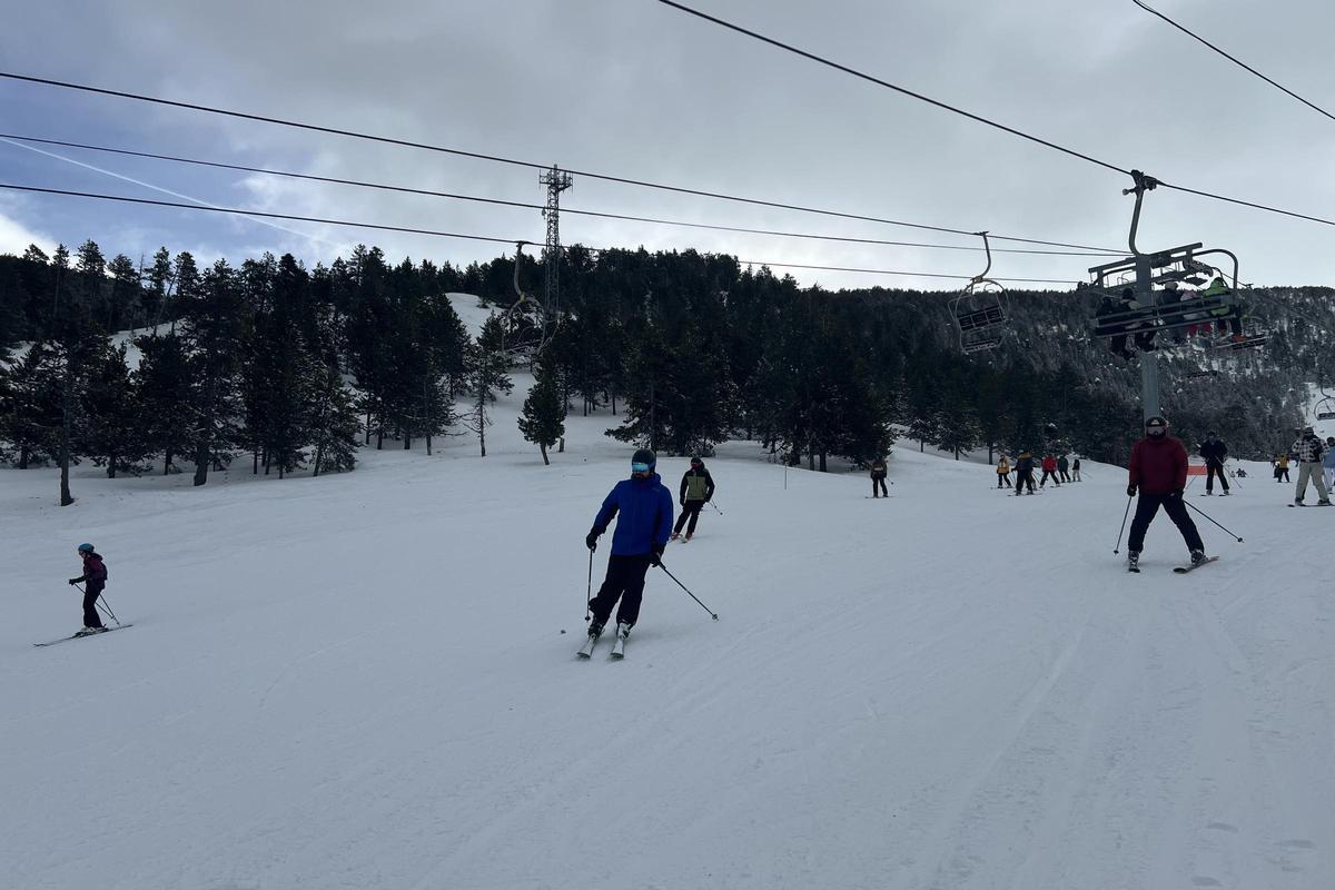 Diversos esquiadors practicant l'esport blanc a l'estació de Port Ainé, a Rialp (Pallars Sobirà)