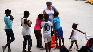 zentauroepp44512444 a volunteer plays with migrant children  intercepted aboard 180806221727