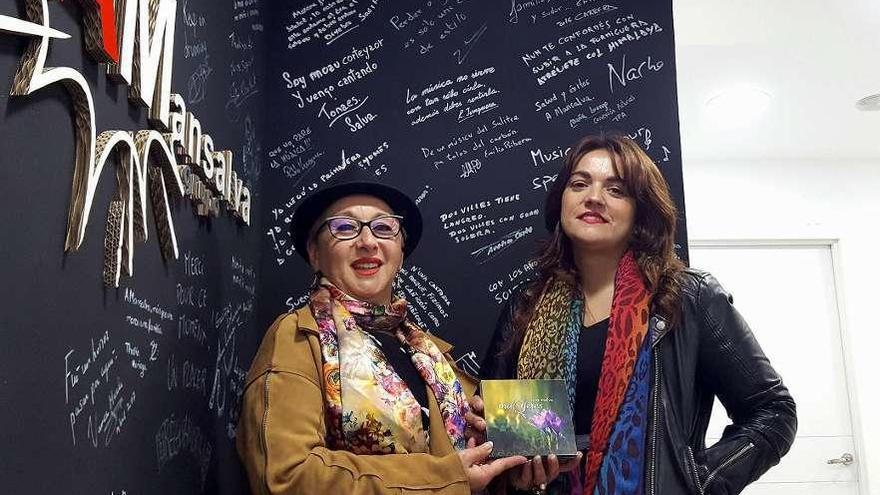 María José Fernández y Laura Fernández, con el disco &quot;País Malva&quot;, en las instalaciones de A Mansalva.