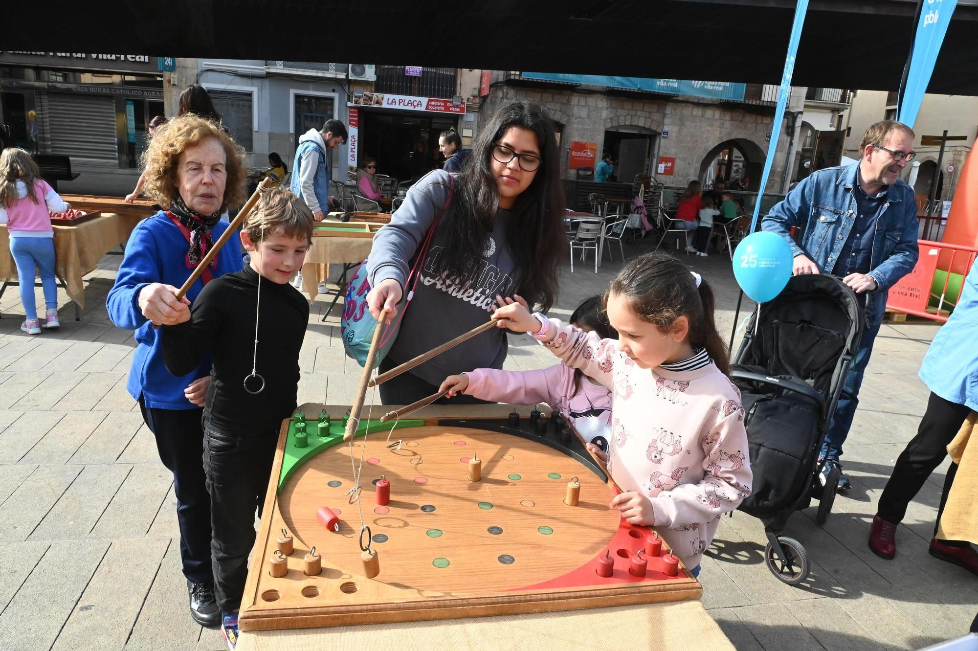 Los niños toman la plaza Major de Vila-real con juegos infantiles