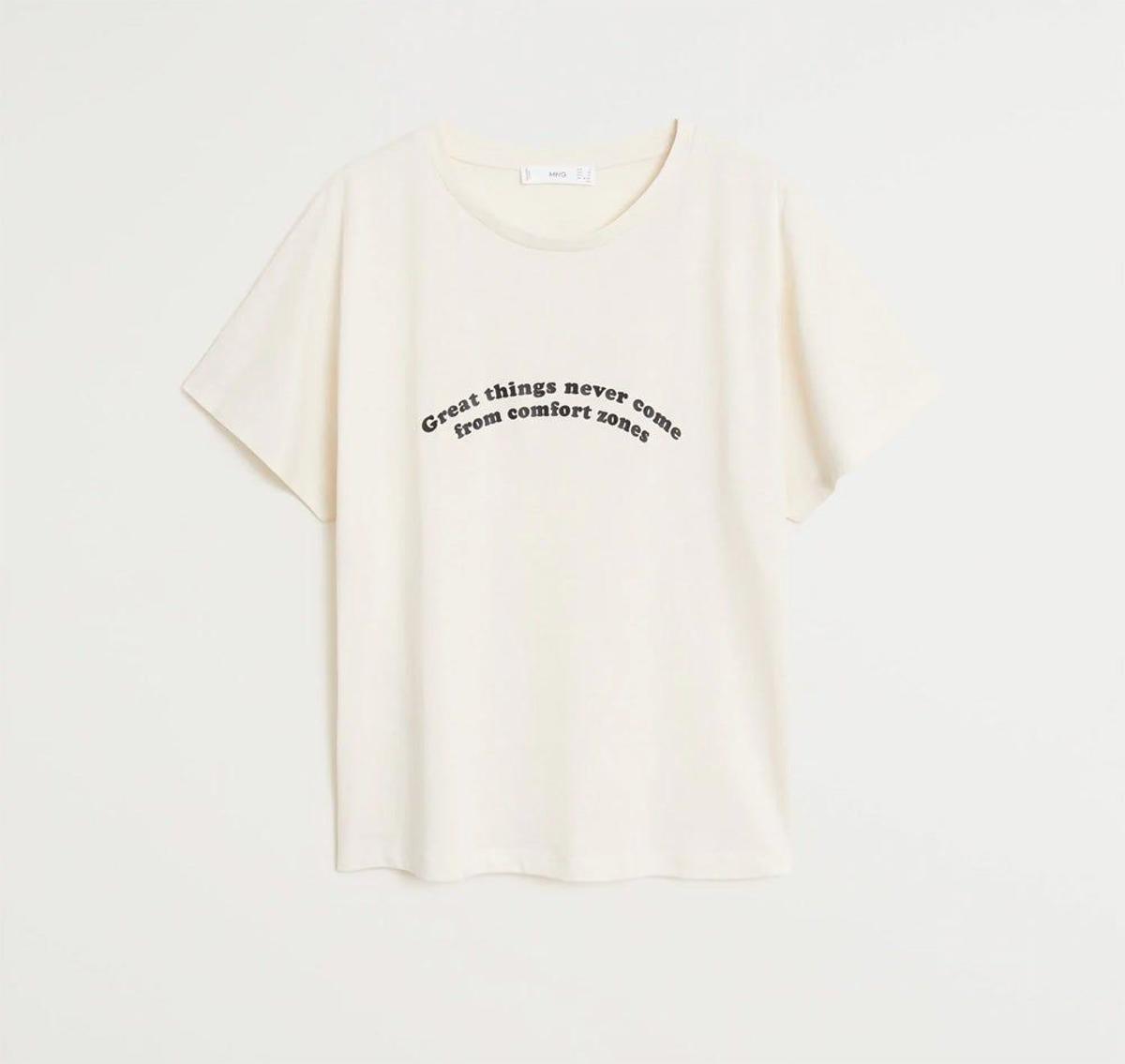Camiseta en color blanco roto de Mango. (Precio: 7, 99 euros)