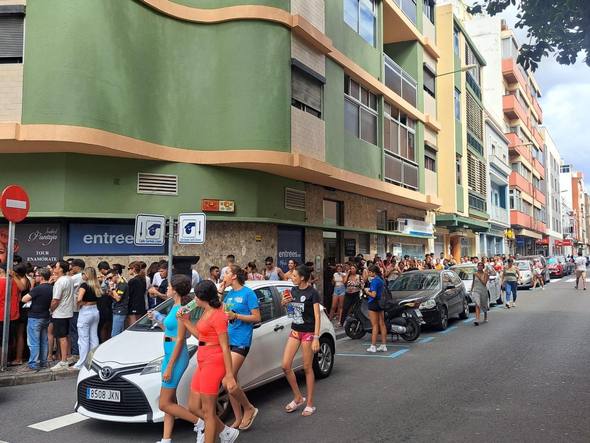 Colas para conseguir la entrada del concierto de Quevedo en Las Palmas de Gran Canaria