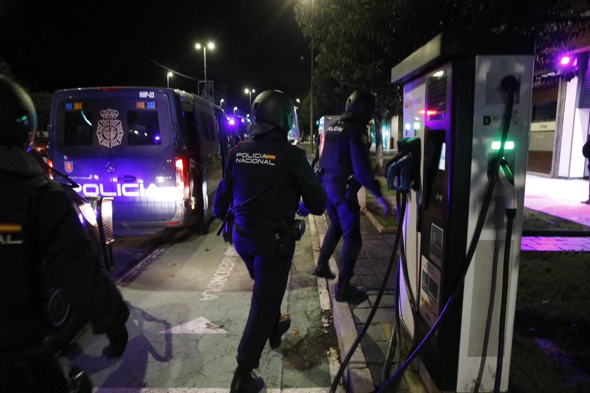 Así vigila la Policía Nacional las zonas de ocio nocturno en Gijón (en imágenes)