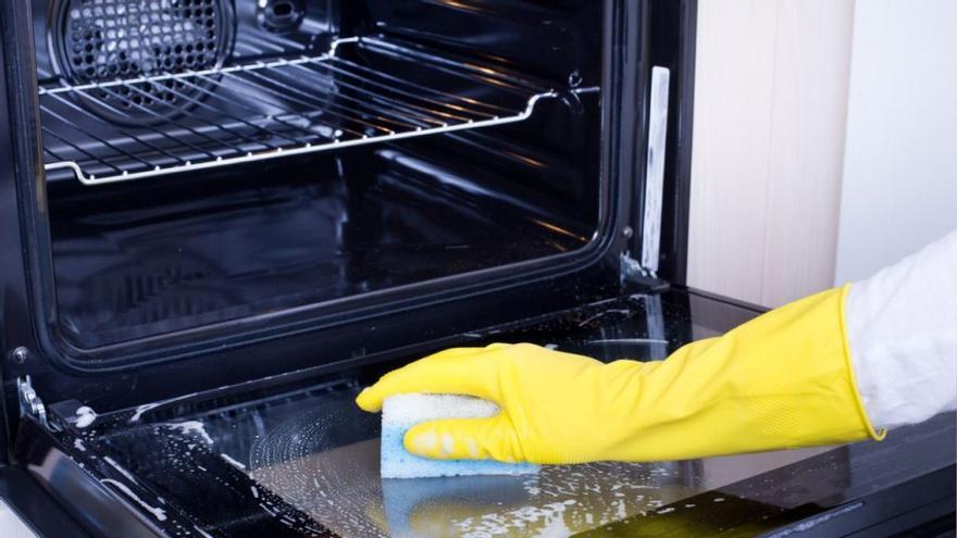 El nuevo spray de Mercadona que limpia la grasa del horno y lo deja reluciente