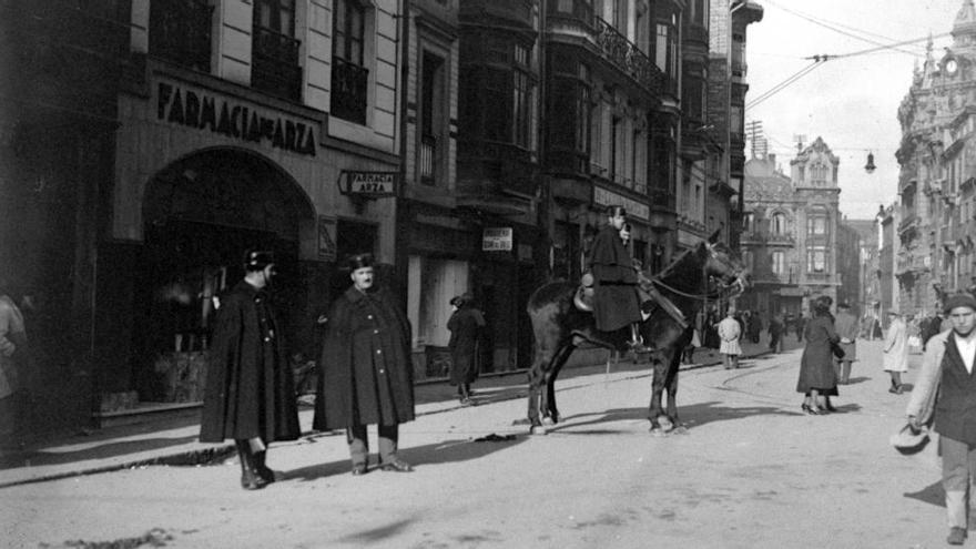 Dos parejas de la Guardia Civil, una a pie y otra a caballo en la calle de Los Moros de Gijón durante la huelga general del 16 de diciembre de 1931.