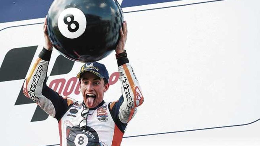 Marc MÃ¡rquez levanta una bola de billar con el nÃºmero 8, en el podio del GP de Tailandia.