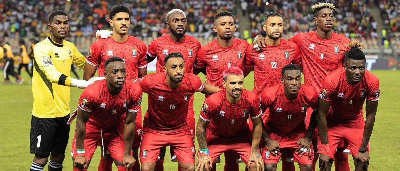 Federico Bikoro, con el dorsal 4, posa como titular antes del comienzo del partido frente a Argelia, vigente campeona de África.