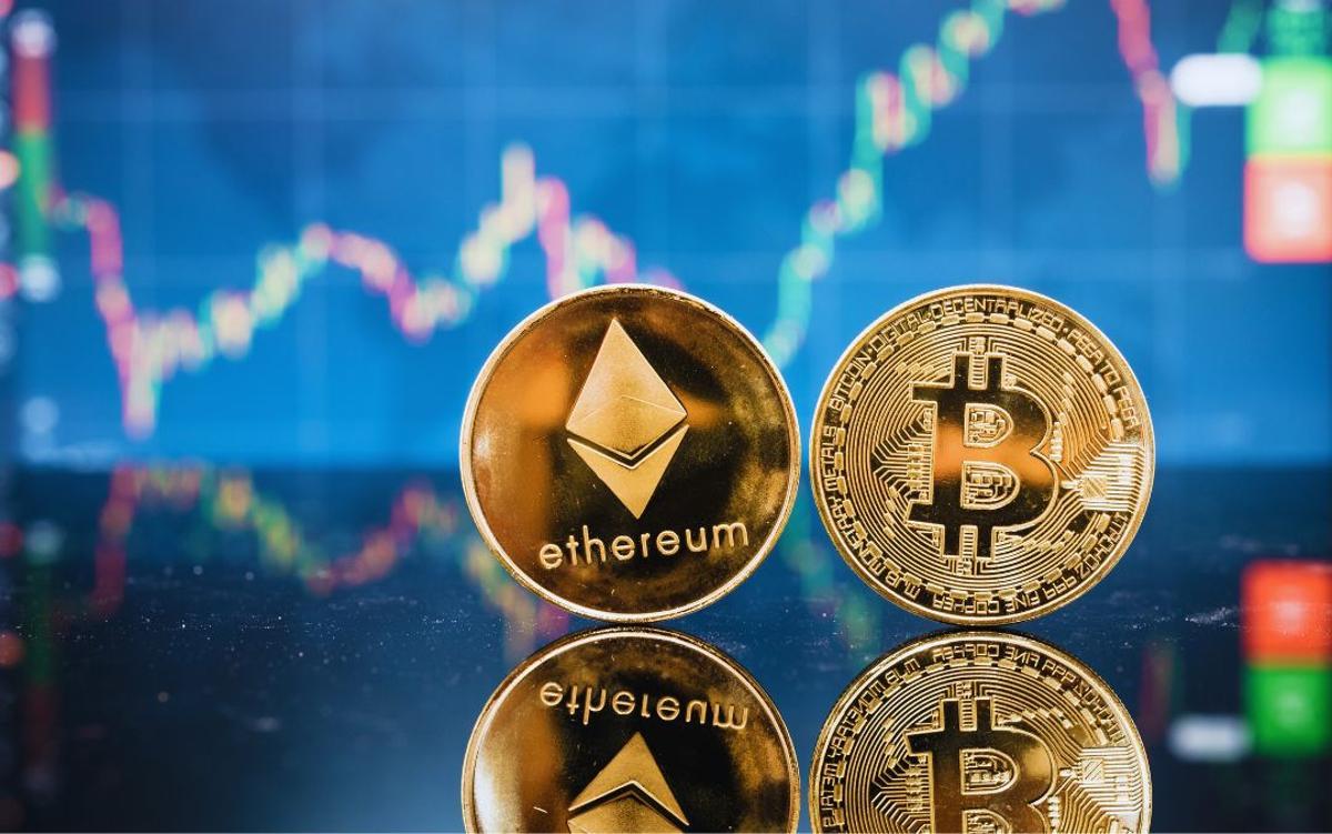 Desde el inicio del conflicto con Irán en 2026, Bitcoin y Ethereum registraron rentabilidades del 1% y 6% respectivamente | Representación de las criptomonedas de Ethereum (i) y Bitcoin (d)