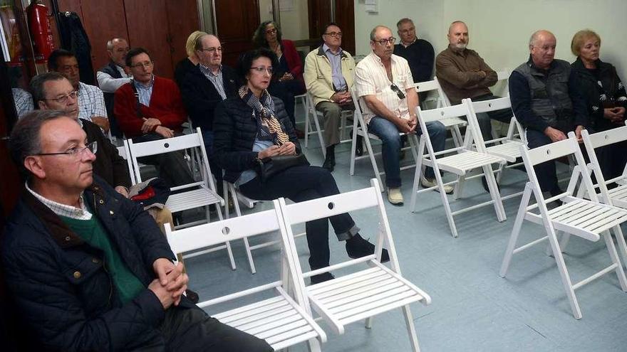 Asistentes a una reunión vecinal celebrada ayer en un local de la calle Lepanto. // Rafa Vázquez