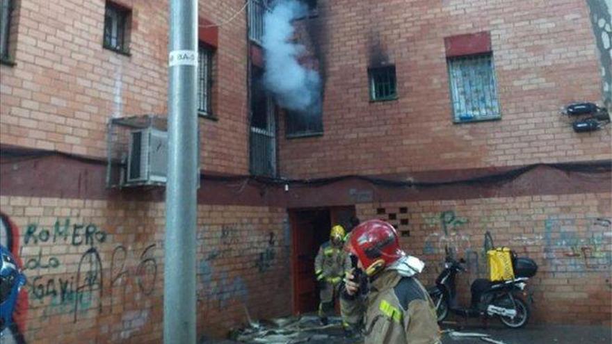 Cinco heridos en el incendio de un bloque de pisos en Badalona