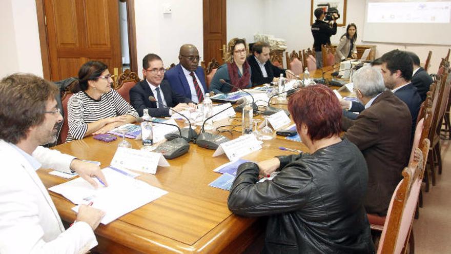 Pedro San Ginés (izquierda), ayer, durante la reunión en el Cabildo.