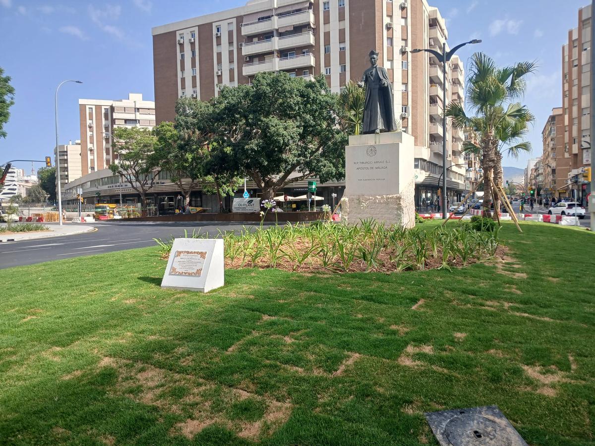 La escultura del Padre Arnáiz ha recuperado su posición en Armengual de la Mota.