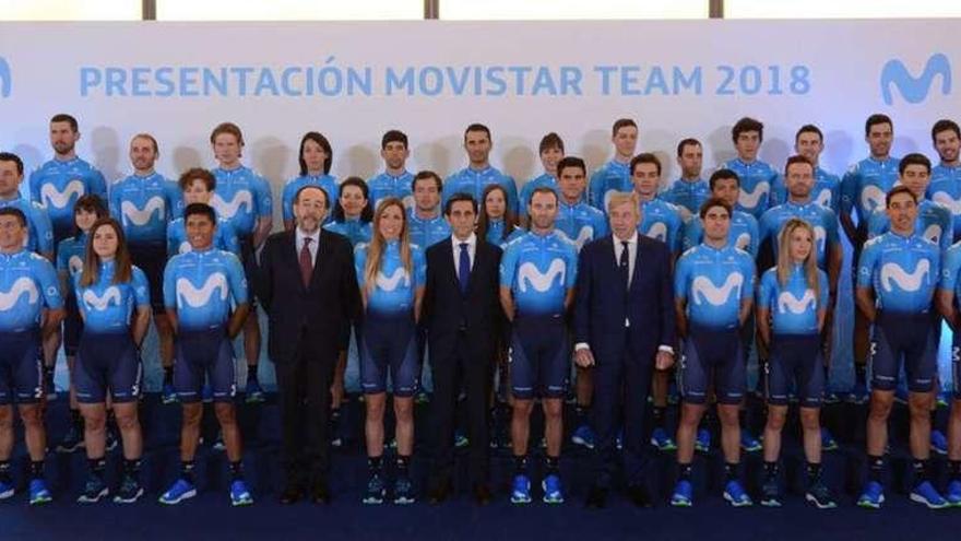 Foto de familia de Movistar con Rosón primero de la segunda fila por la derecha.