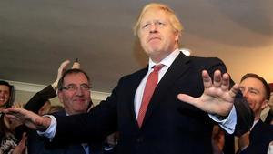 El primer ministro británico, Boris Johnson, se dirige a sus simpatizantes durante una visita a la localidad de Sedgefield.