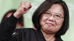 La política Tsai Ing-wen celebra su reeleción como presidenta de Taiwán.