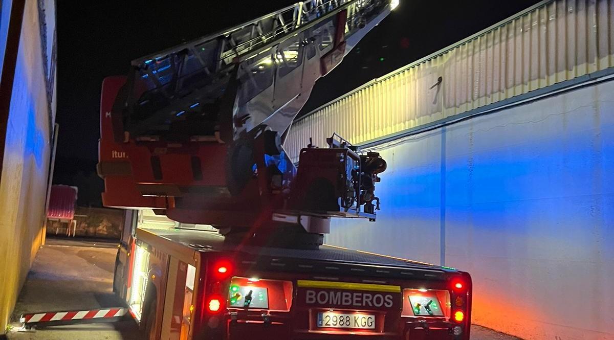 Un vehículo de bomberos participa en la extinción del incendio.
