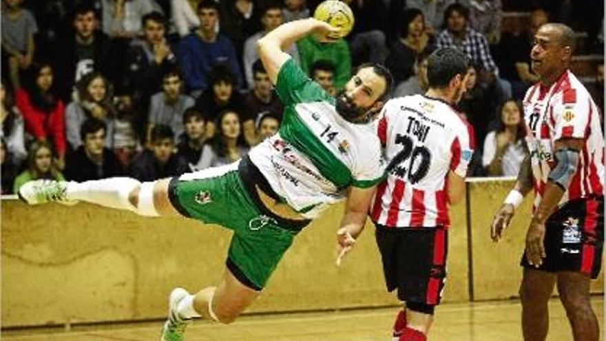 Masmiquel llença davant de Toni Alegre i Corzo en el patit contra el Port Sagunt de Copa del Rei.