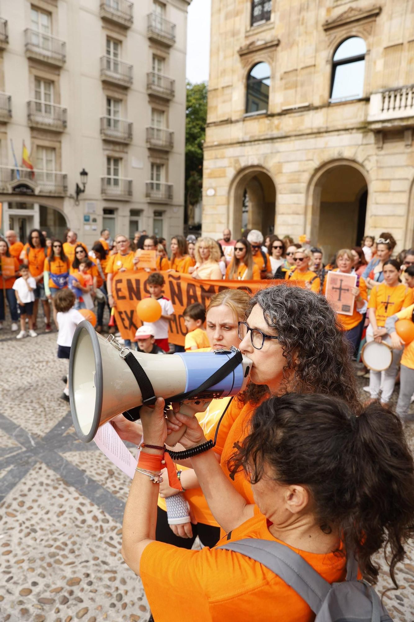 Así fue la gran concentración en Gijón por la educación concertada (en imágenes)
