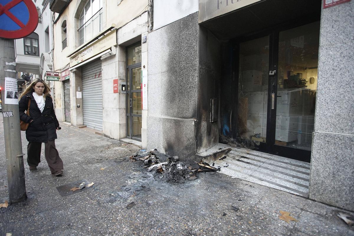 Girona carretera Bcn 15 Botega Toscana incendi cartrons exterior local ,vidres façana trencats