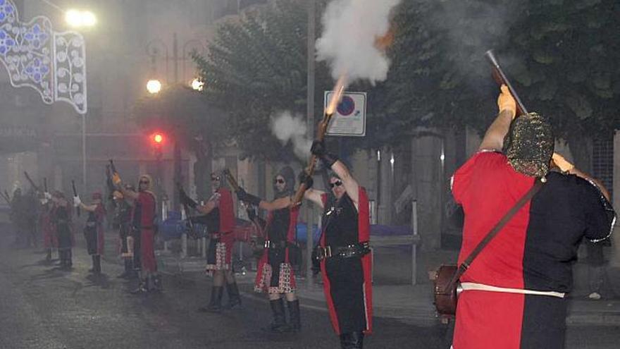 La guerrilla es el acto festero que más estruendo genera lo que atrae a muchos vecinos y a turistas .