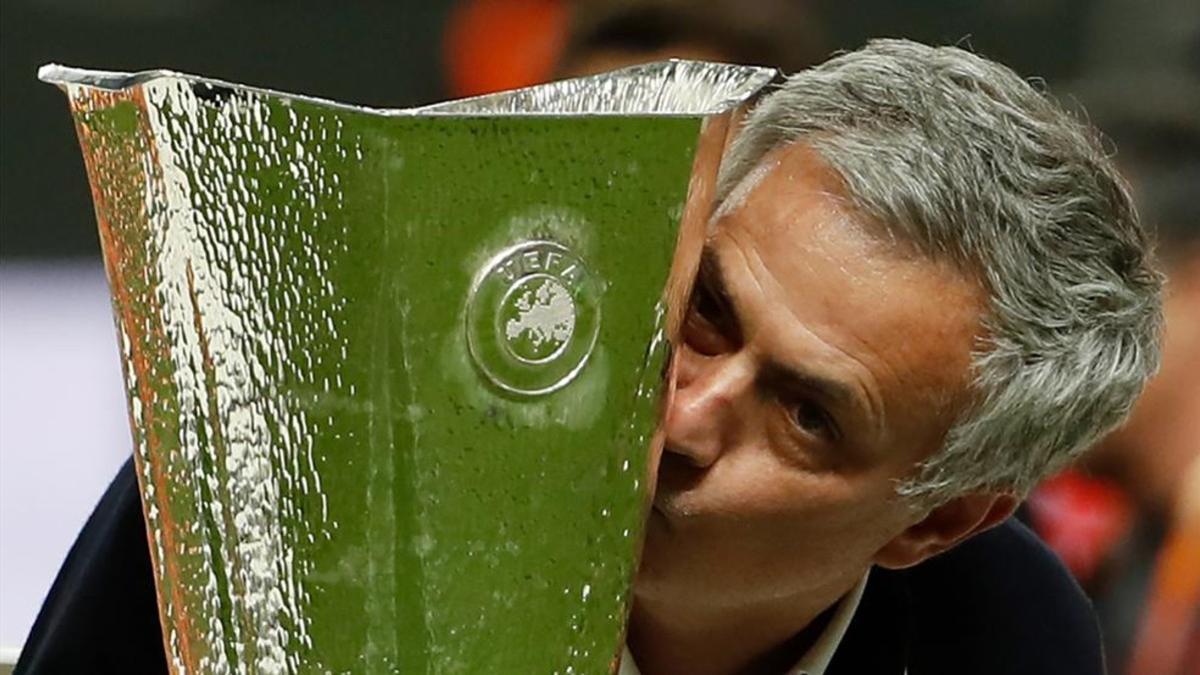 Mourinho besa el trofeo de la Europa League que lleva al United a la Champions
