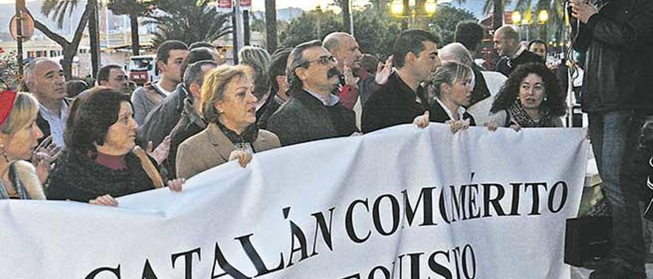 Una imagen del pasado que cobra actualidad: Médicos y enfermeros protestando en el año 2008 porque les exigían el catalán.
