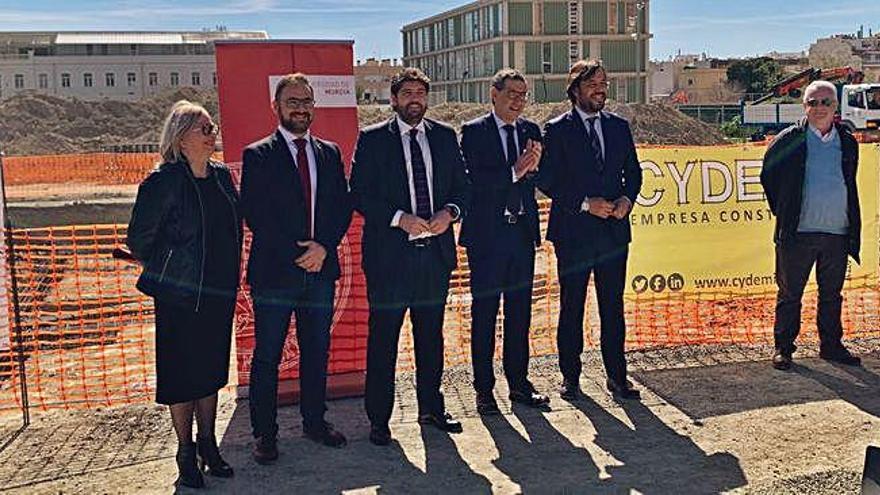 De izquierda a derecha, Toledo, Mateos, López Miras, Luján y Motas, ayer, en el acto de colocación de la primera piedra del centro de día.