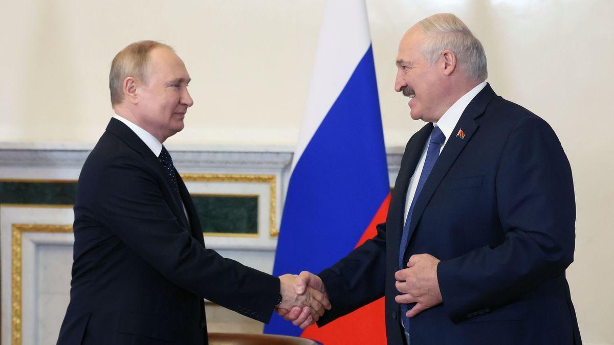 Putin y Lukashenko se saludan en una reunión anterior.