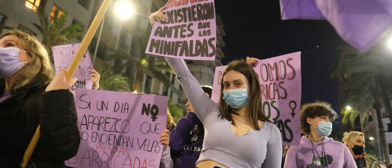 Mujeres con carteles contra el machismo en la manifestación del 8-M de este año en Alicante.