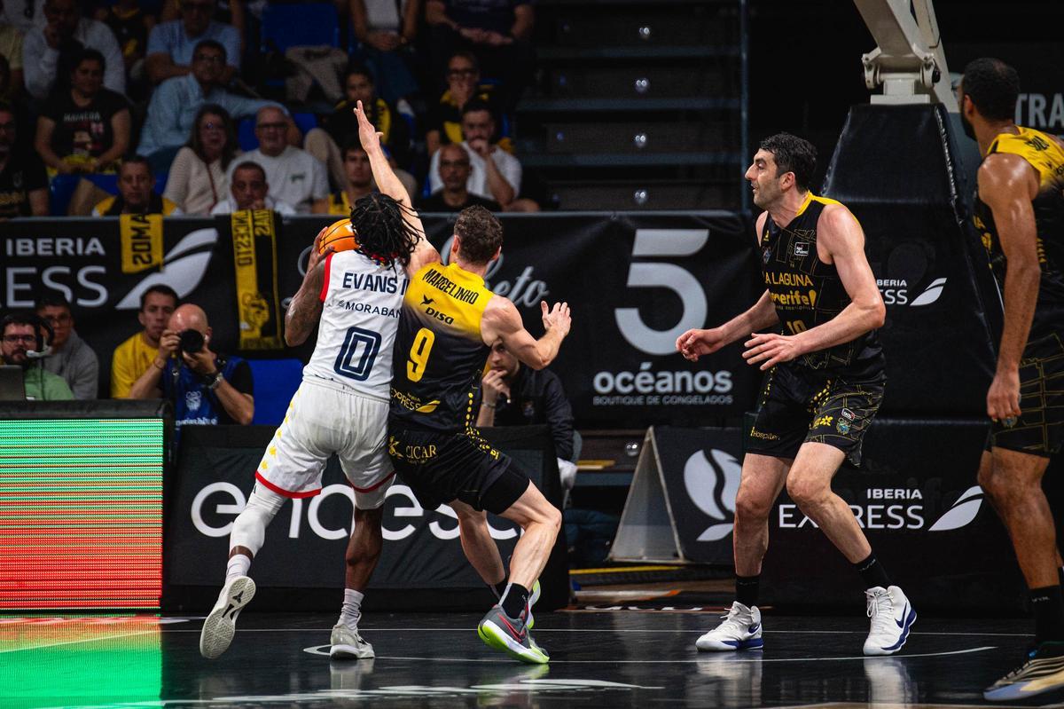 Huertas defiende a Shannon Evans en el duelo de hace unas semanas entre La Laguna Tenerife y Andorra.
